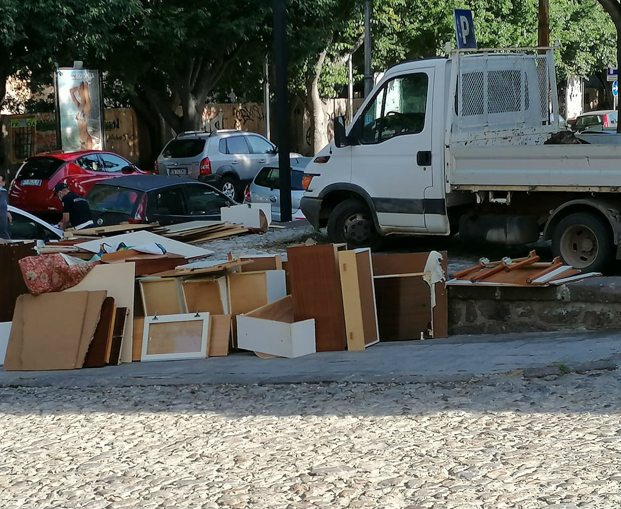 Sassari, svuota l’appartamento e butta i mobili per strada: scoperto dalle telecamere