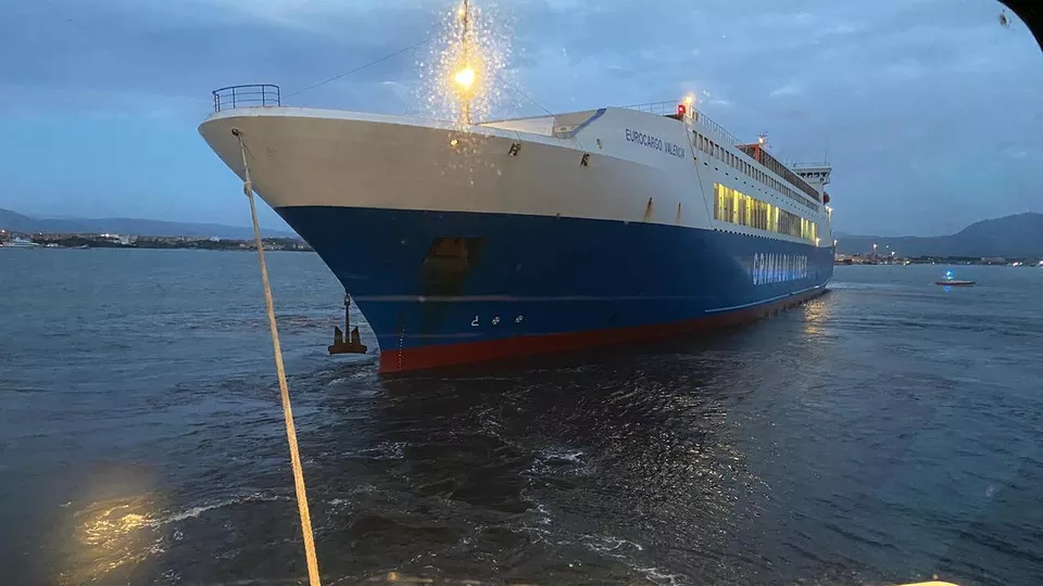 Olbia, Eurocargo Valencia della Grimaldi si incaglia all’ingresso del porto: danni milionari agli allevatori di cozze
