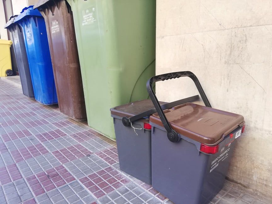 Cagliari, addio slalom e puzza nelle strade di San Benedetto: sì ai maxi mastelli