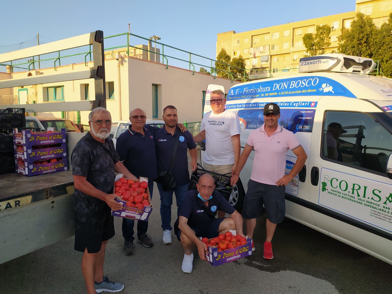 Il cuore d’oro del Napoli Club di Cagliari: 100 cassette di melanzane e pomodori alla Caritas