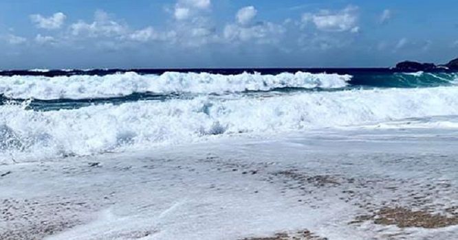 Paura a Piscinas, bimbo su un lettino trascinato via da un’onda e salvato dai bagnanti