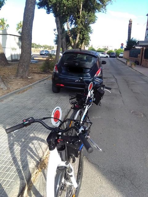 Parcheggio selvaggio al Poetto, decine di cagliaritani multati: vigili in bicicletta “implacabili”