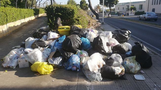 Cagliari, l’esercito degli “insospettabili” incivili dei rifiuti: “40mila euro al mese di multe”