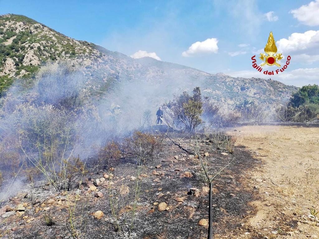 Giornata di fuoco in Sardegna, macchia mediterranea in cenere a San Vito