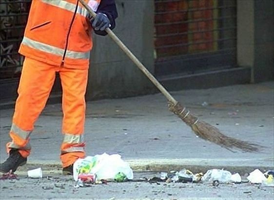Rifiuti a Cagliari, Truzzu ammette: “Trovata una città disastrosa: presto nuovo sistema di pulizia di piazze e marciapiedi”