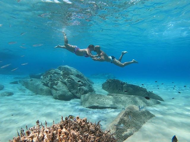 Elisa e Daniel e il bacio sott’acqua nel bellissimo fondale marino di Castiadas
