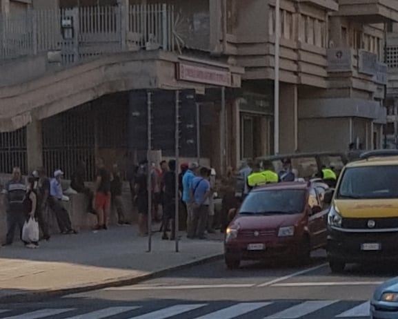 Cagliari, blitz della Municipale: via tutti gli ambulanti abusivi da piazza Is Maglias