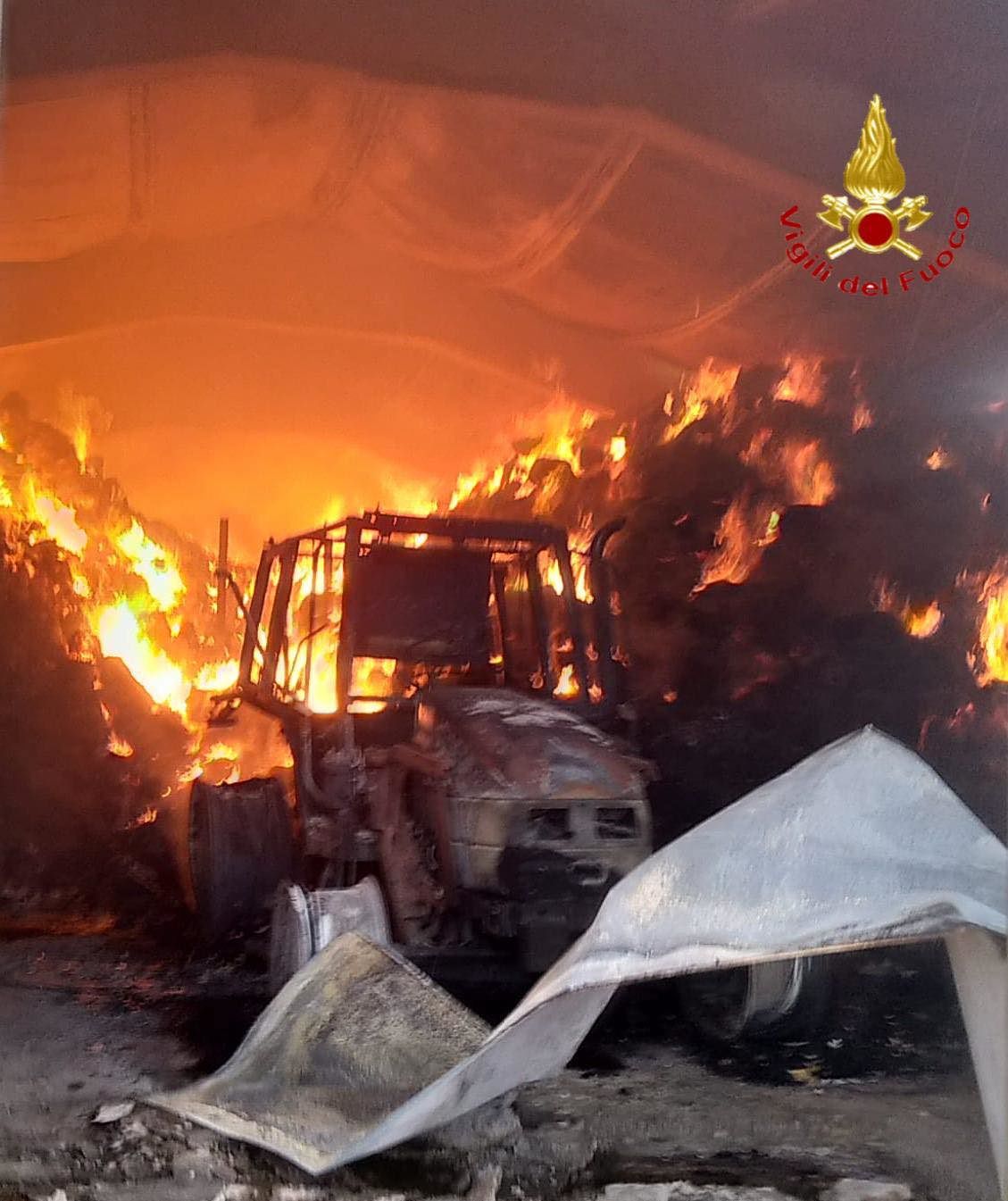 Genoni, fulmine colpisce un capannone: in fiamme 4000 balle di foraggio e attrezzature