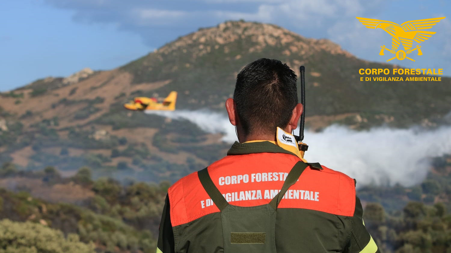 Fiamme nelle campagne di Lodè, task force dei forestali: arriva il Super Puma
