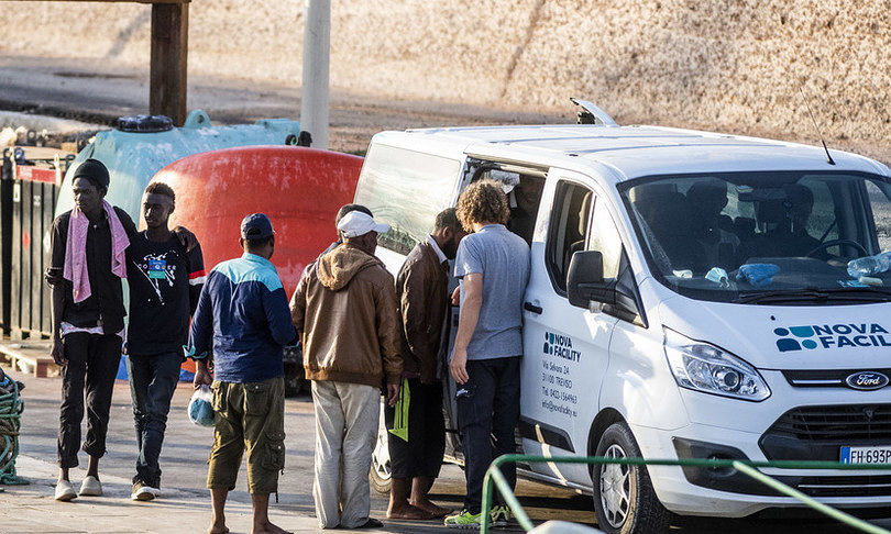 Sicilia, Musumeci sfida il Governo sui migranti: “Pronto a sgomberare gli hotspot”