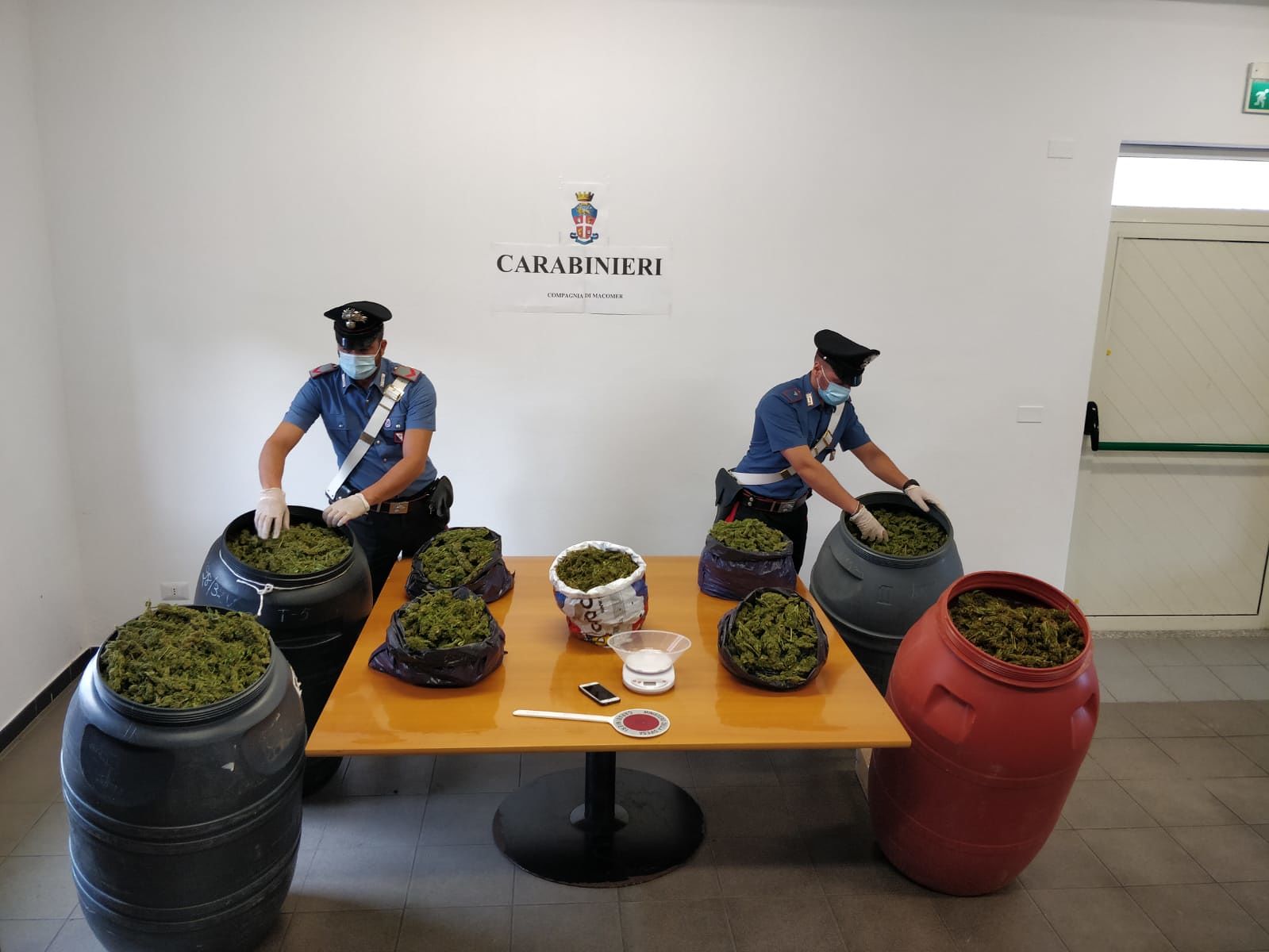 Dal garage spuntano 55 chili di marijuana nascosta in dei bidoni: in manette 32enne a Macomer