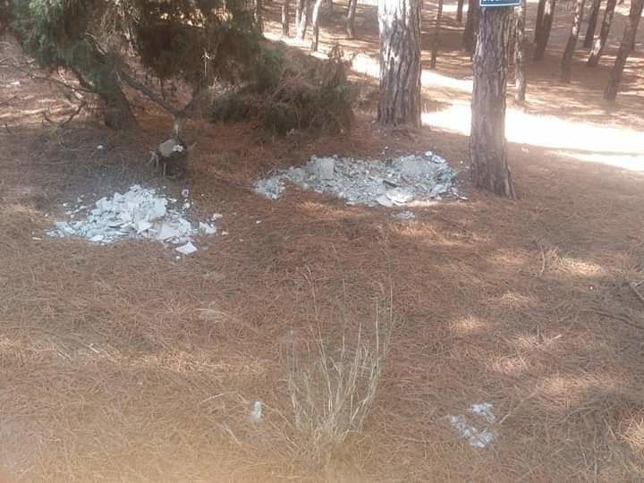 Scempio nella pineta di Portoscuso: “Un troglodita ha abbandonato le macerie di qualche lavoretto”