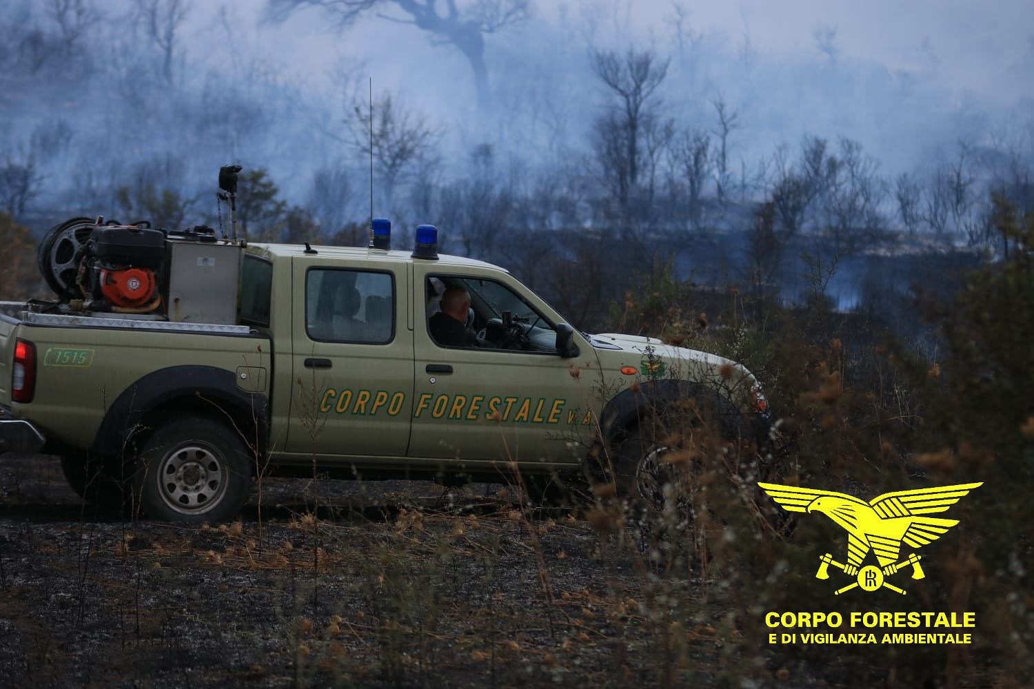 Fiamme nelle campagne di Ruinas, un elicottero sul posto