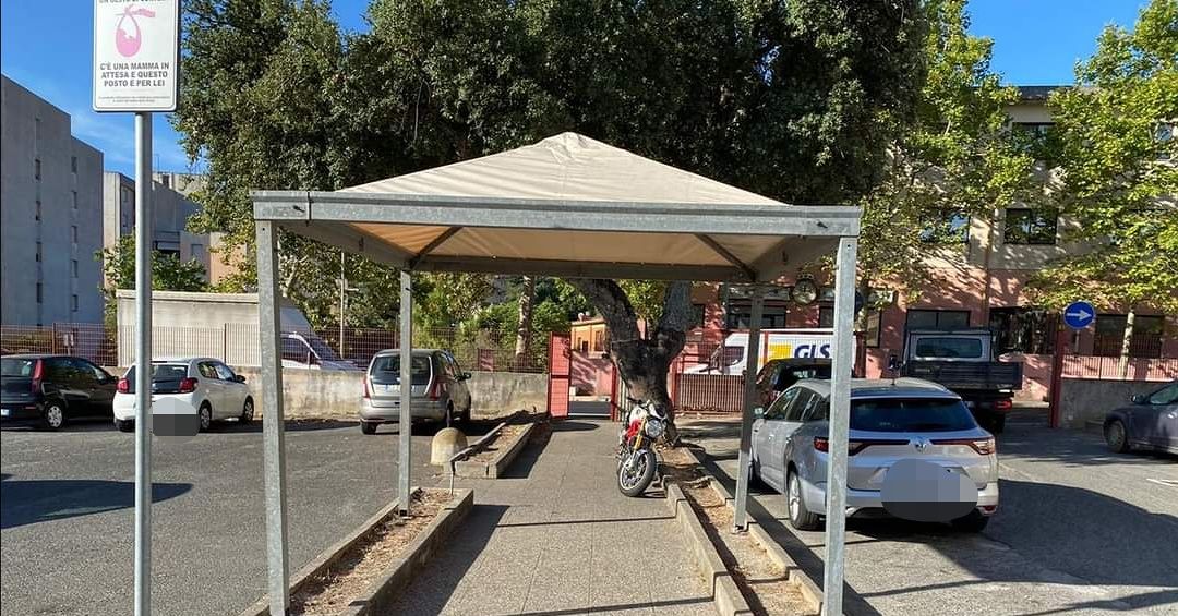 Iglesias, posizionato un gazebo come riparo dal sole fuori dagli uffici postali