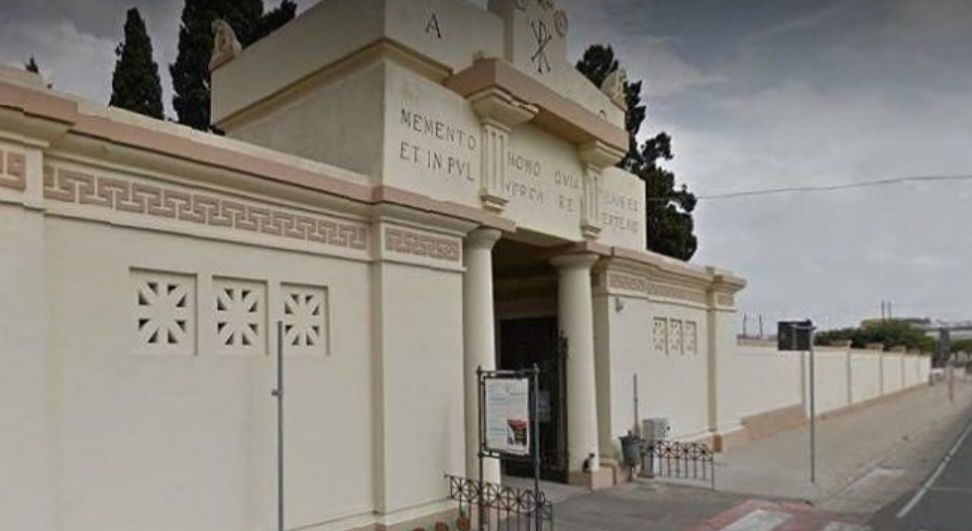 Cadono dei pezzi della Croce al cimitero di Monserrato: intervengono i vigili del fuoco