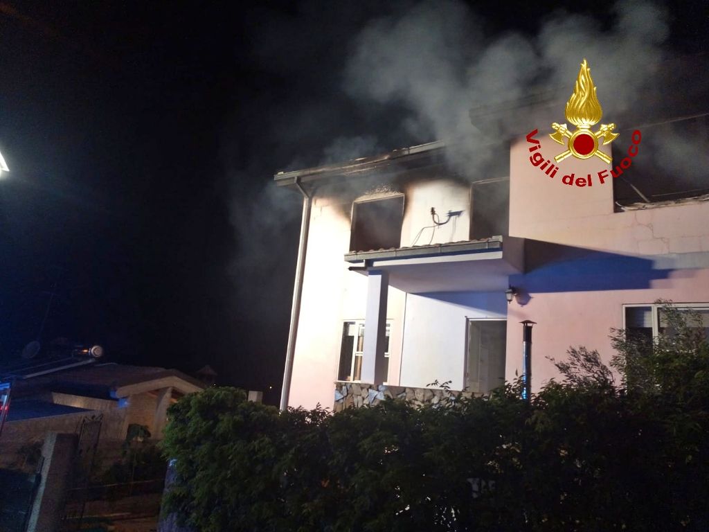 Abitazione in fiamme, paura nella notte a Sant’Andrea Frius