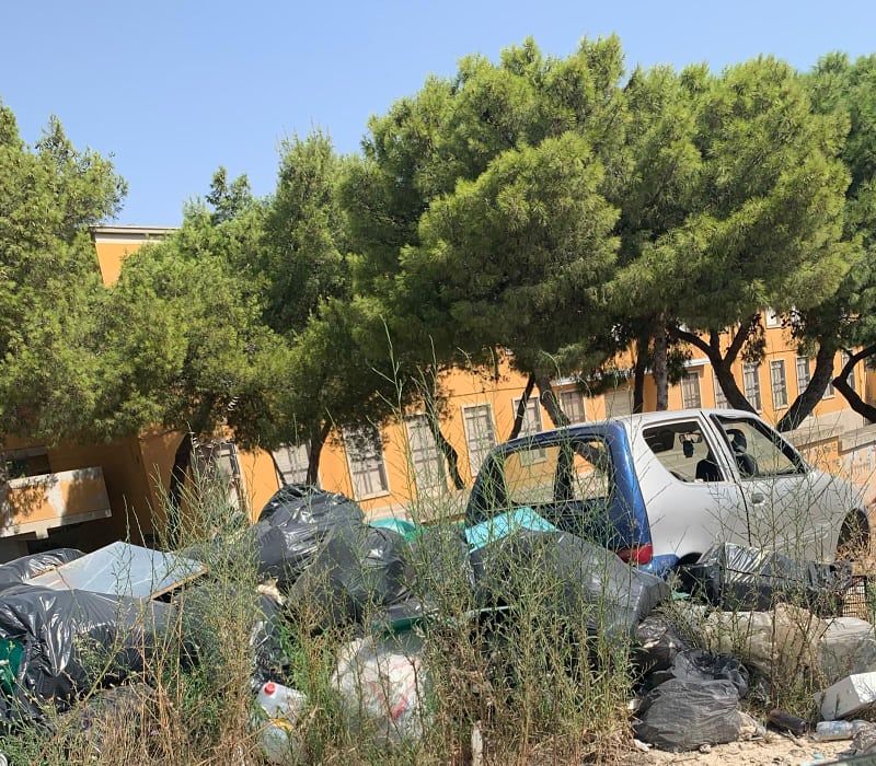 Cagliari, rifiuti e carcasse d’auto a Tuvumannu: “Uno scempio, non è certo colpa dei residenti”
