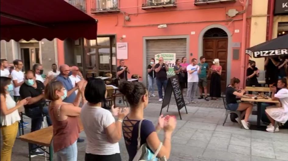 Cagliari, l’applauso di tutti i commercianti del Corso per Rossano: “Forza, siamo con te”