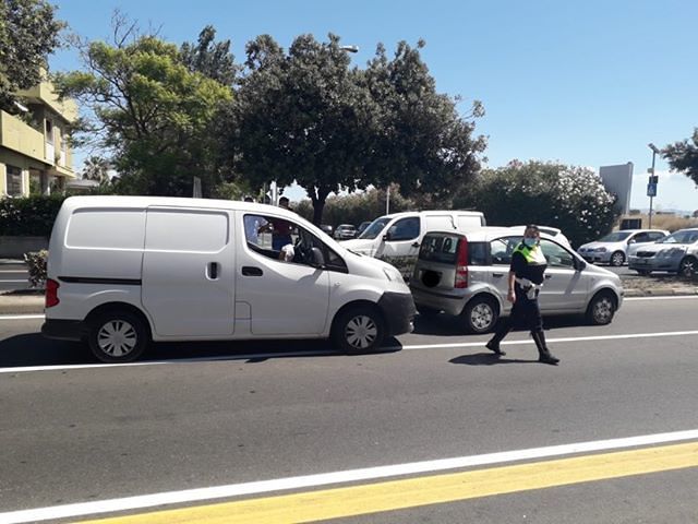 Cagliari, in viale Poetto la Panda fa passare i pedoni e viene tamponata: in tre all’ospedale, due sono minorenni
