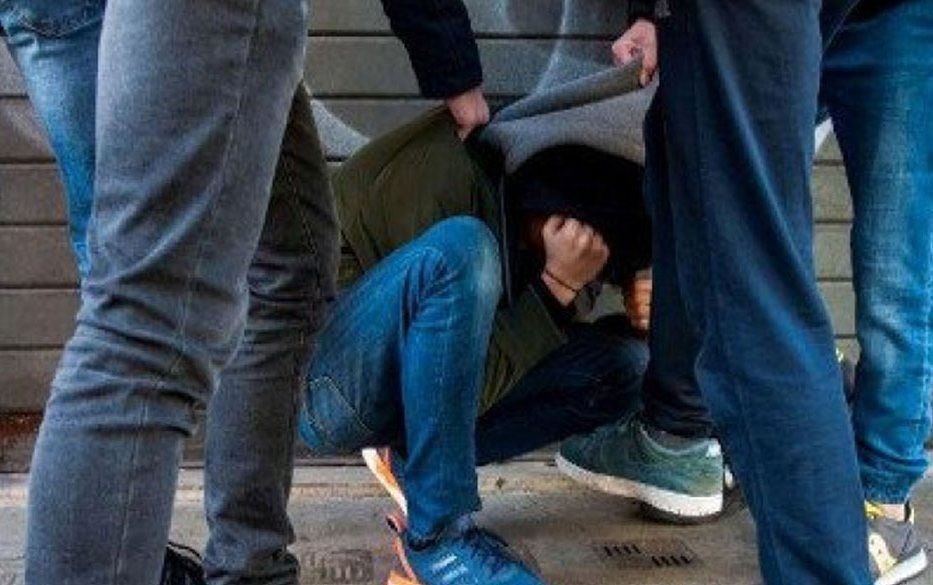 Poetto, parla il 28 enne aggredito dalla baby gang: “Calci e pugni, così mi hanno picchiato a sangue insieme al mio amico”