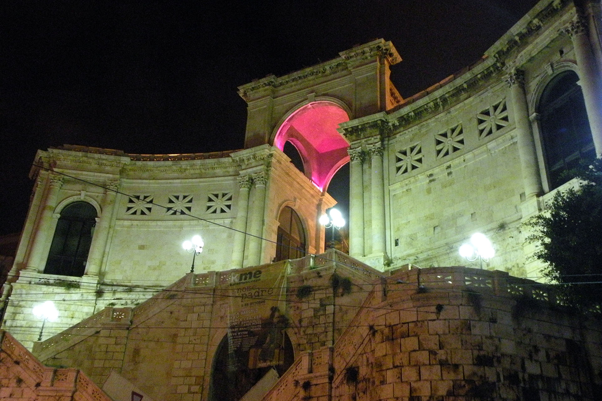 Cagliari, ragazzo precipita da una ringhiera al Bastione: è gravissimo