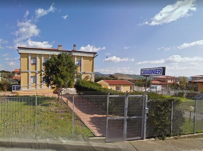 Gira armato di coltello e insulta i passanti, 56enne in manette a Gesturi