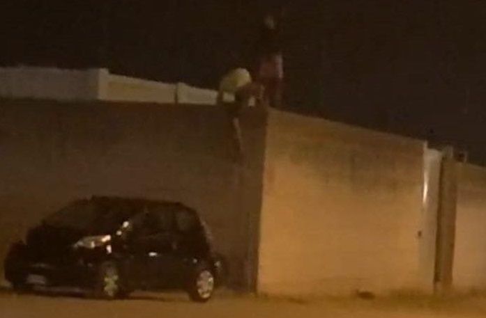 “Scavalcano il muro e scappano. Migranti in fuga dal centro di accoglienza di Monastir”