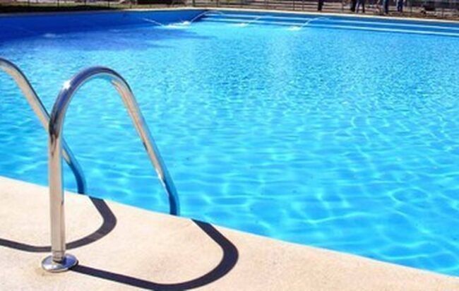 Bimbo di 20 mesi cade e annega in piscina, inutili i soccorsi