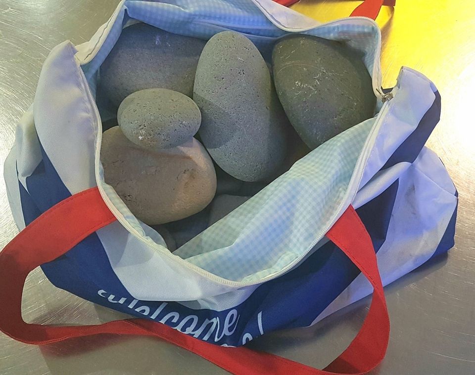 Elmas, dentro le valigie tanti sassi di Mari Pintau: famiglia di turisti nei guai
