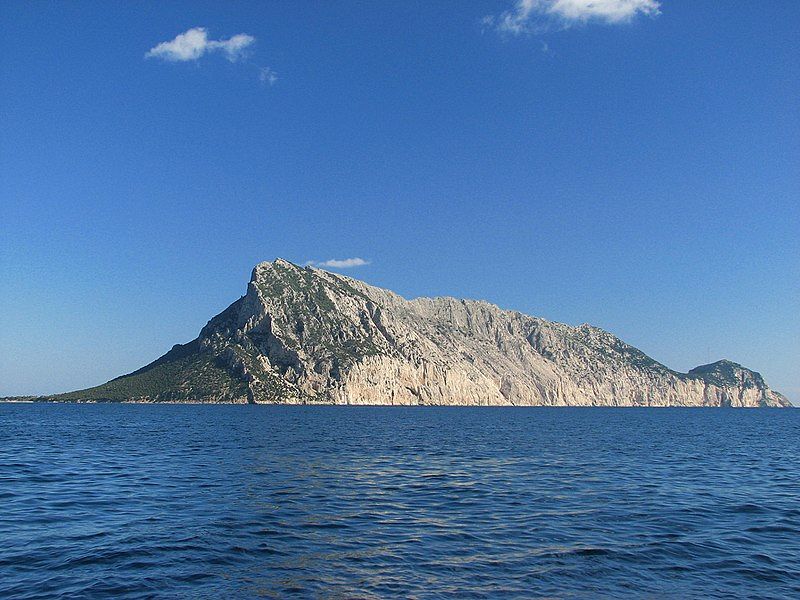 Dramma all’isola di Tavolara, uomo precipita dalla scogliera a muore