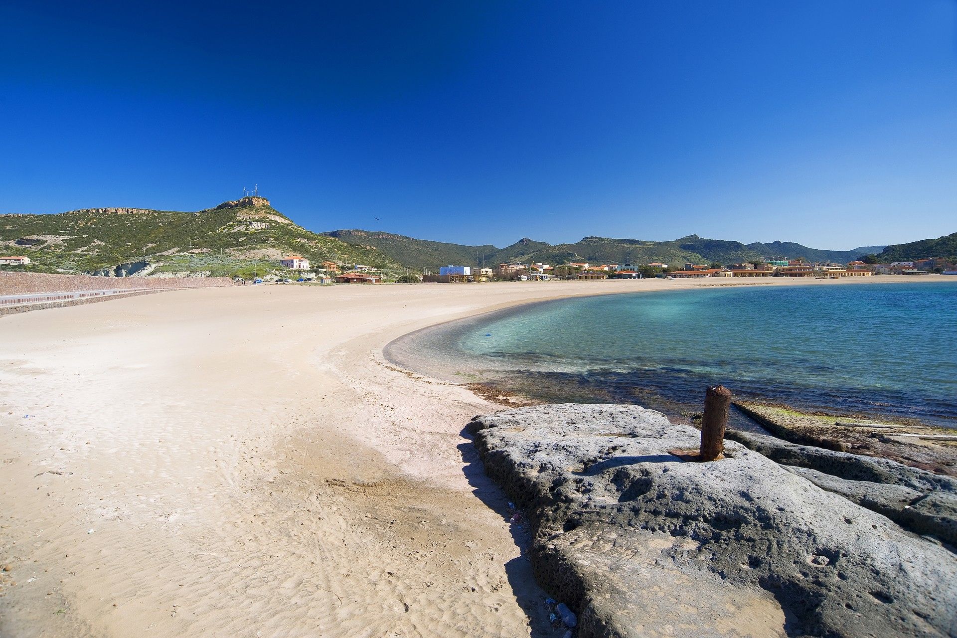 Malore in spiaggia a Bosa, turista muore tra le braccia della moglie