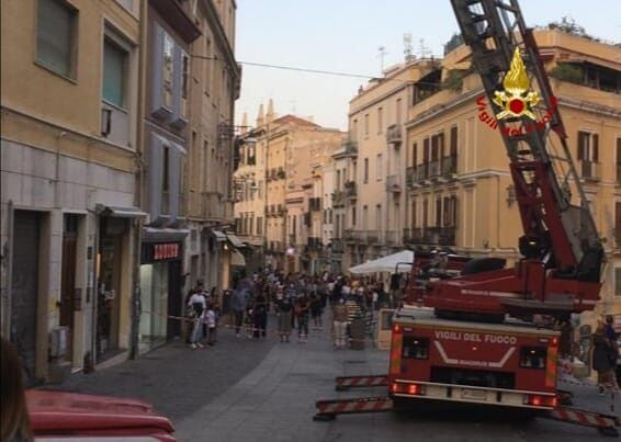 Cagliari, paura in via Garibaldi: si staccano calcinacci, feriti due passanti