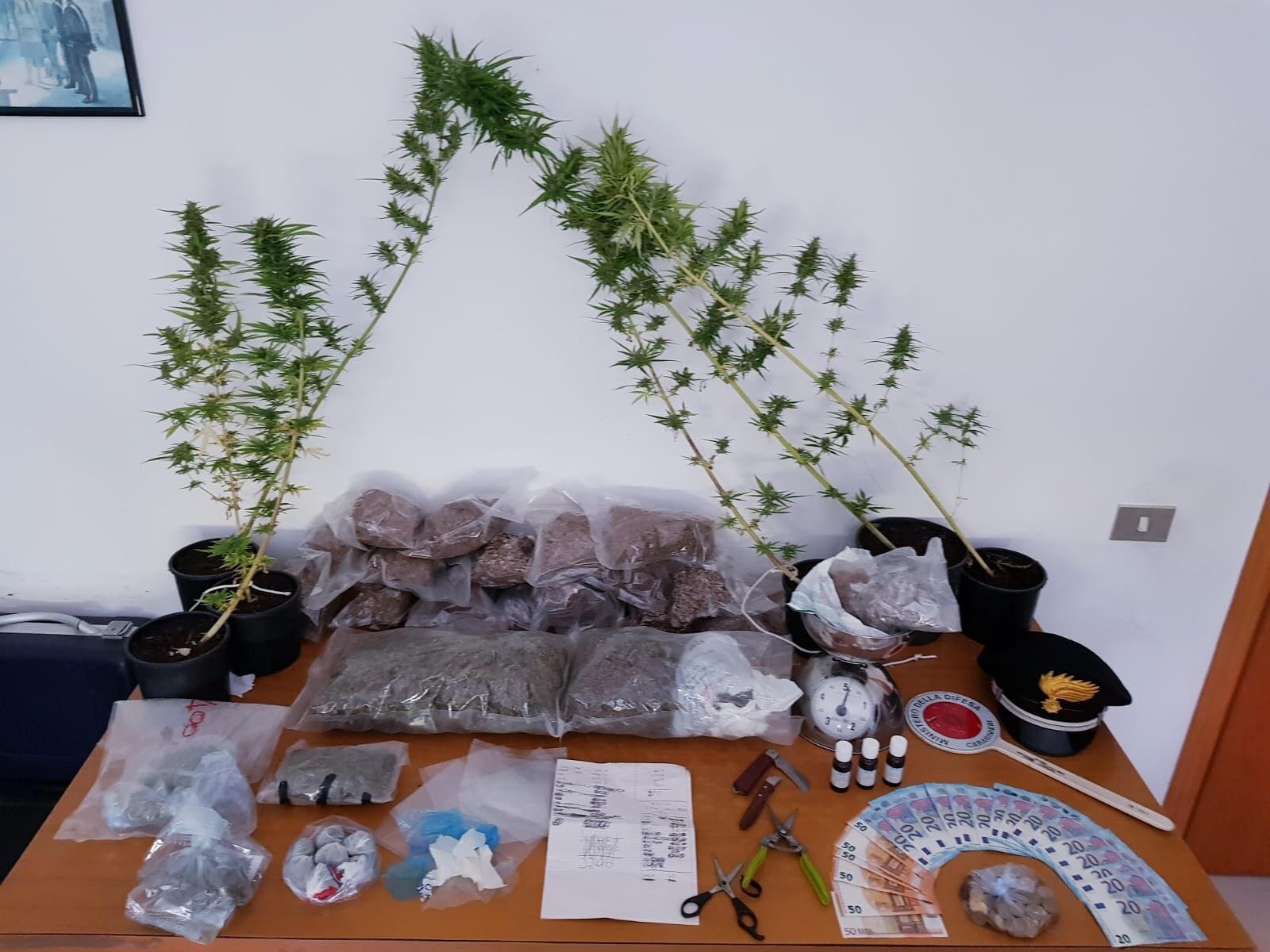 Settimo San Pietro, in casa oltre 3 kg di droga: madre e figlio nei guai
