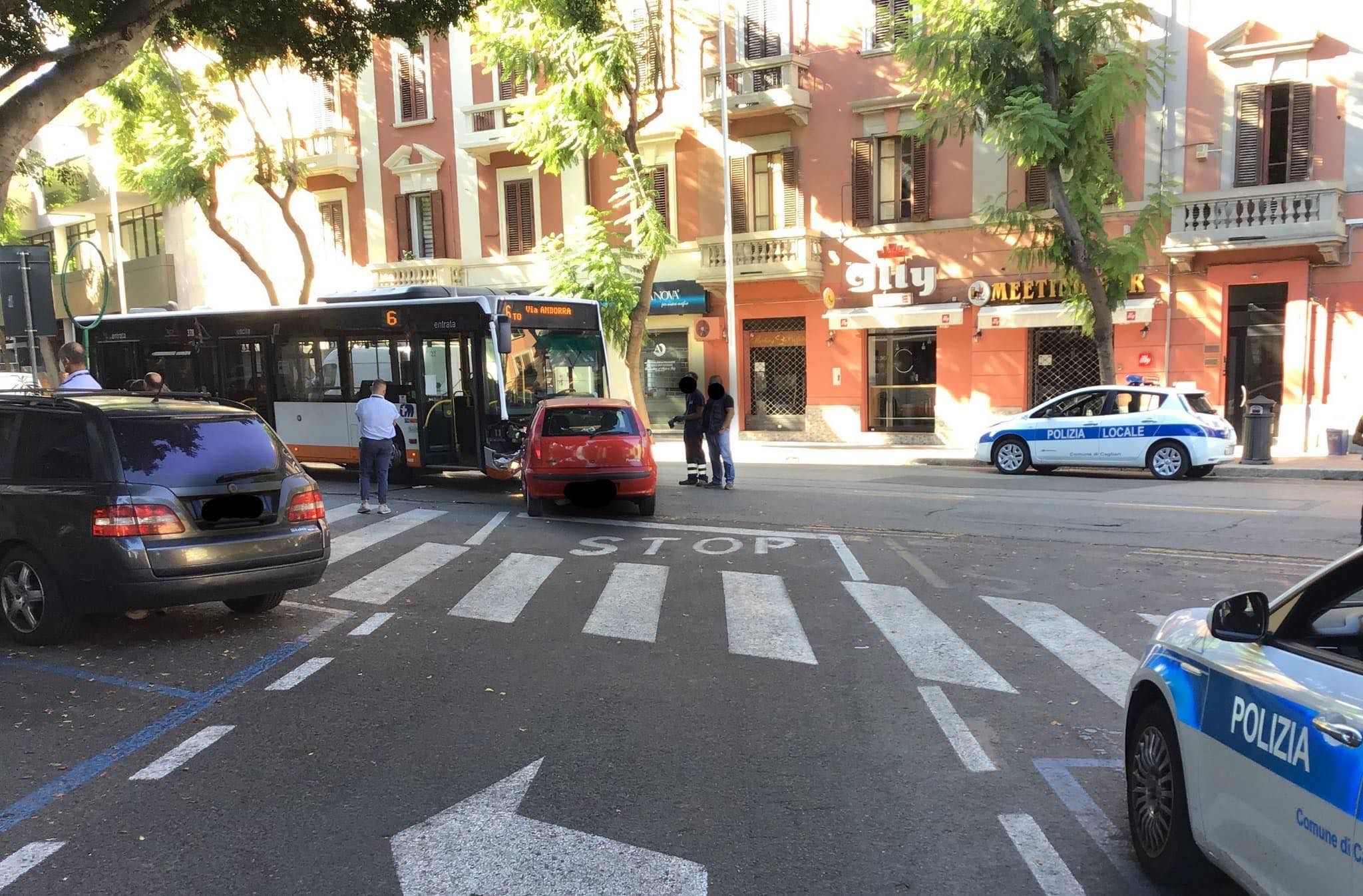 Cagliari, scontro tra una Punto e un autobus del Ctm: due passeggere all’ospedale