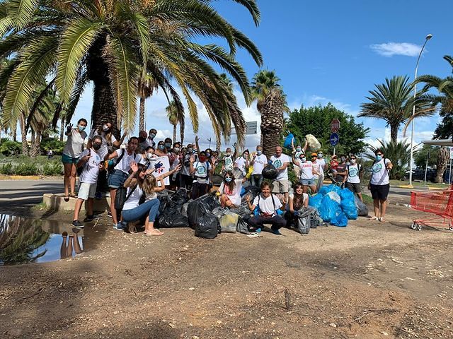 Cagliari, cento volontari ripuliscono Marina Piccola dai rifiuti