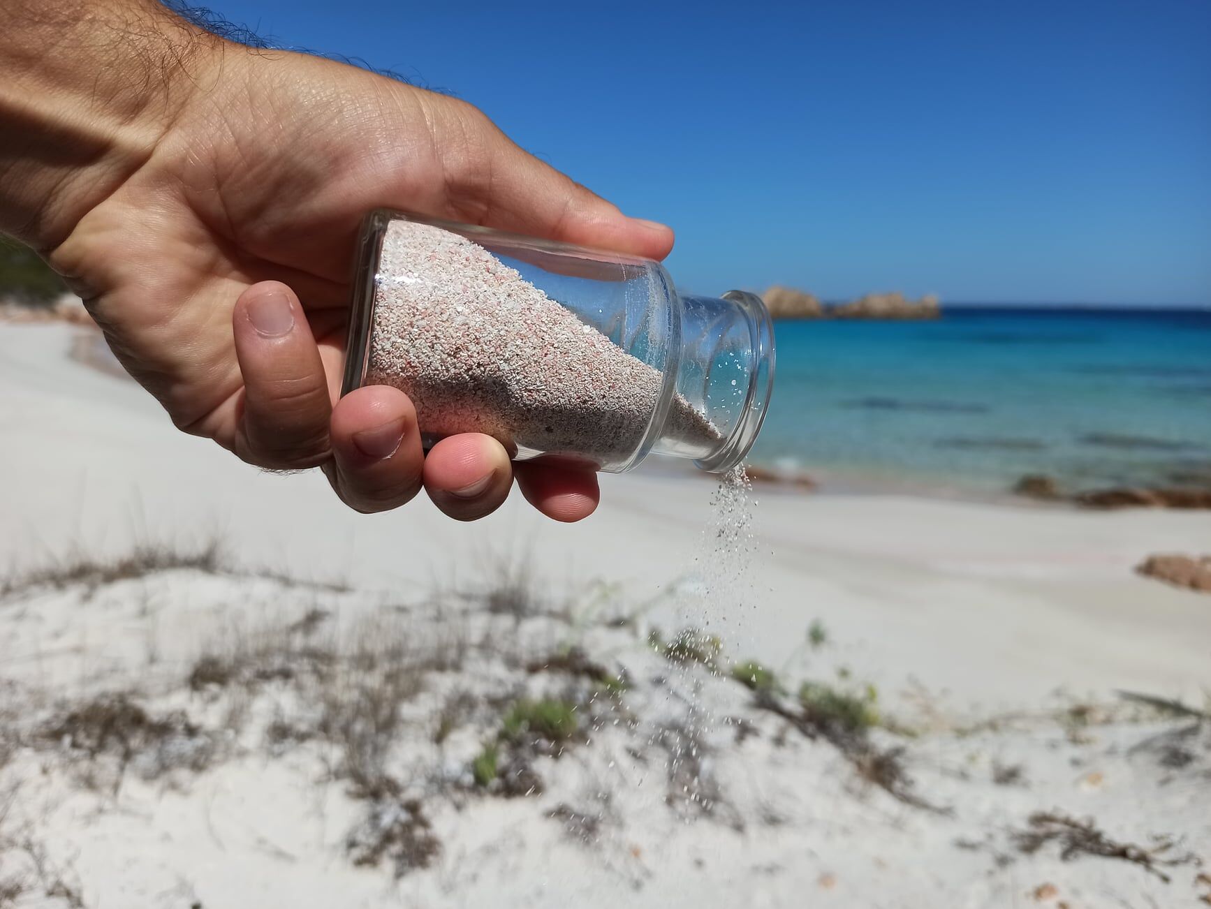 Turisti pentiti restituiscono la sabbia presa dalla spiaggia rosa di Budelli 30 e 50 anni fa