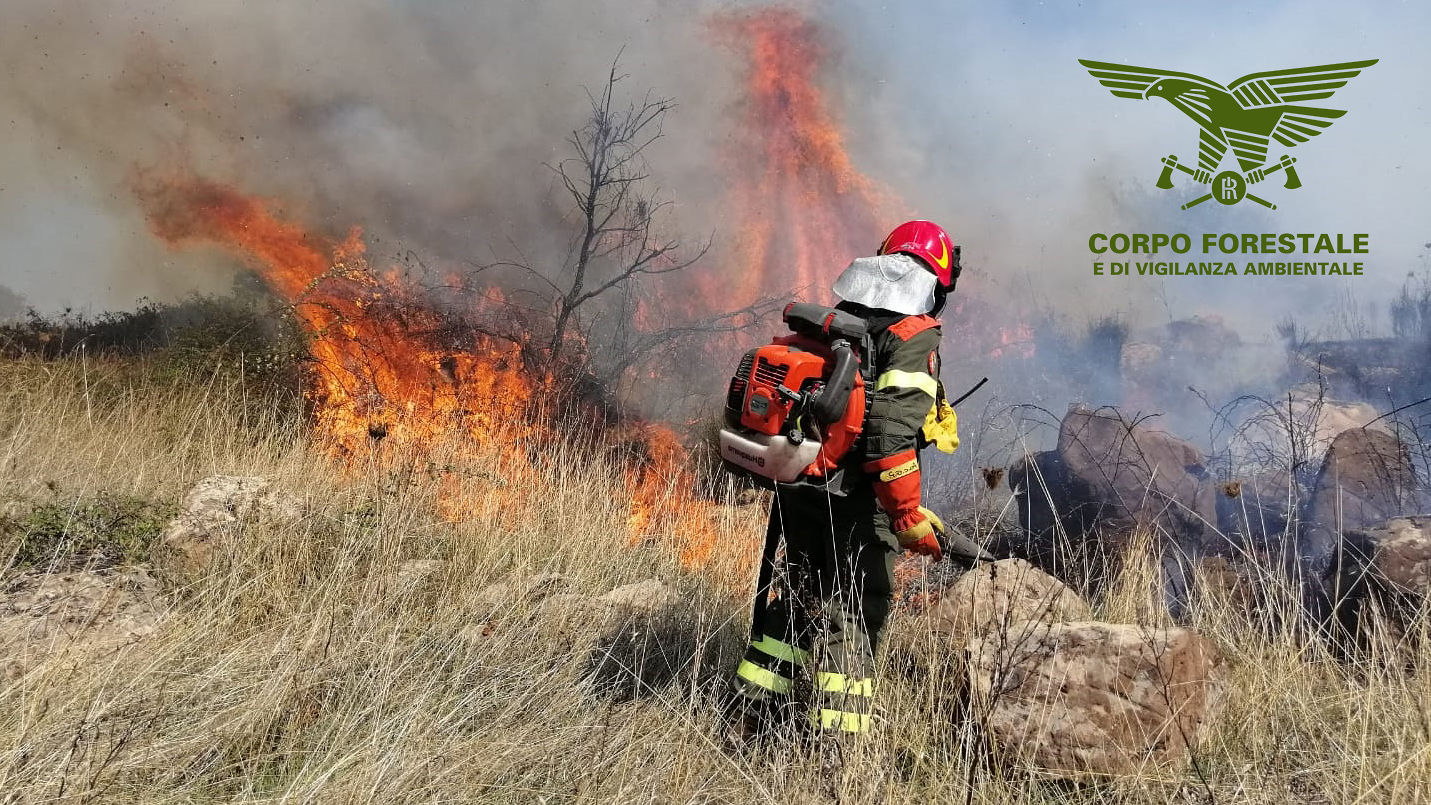 Sinnai, fiamme altissime a Serpeddì: in azione un elicottero insieme al Corpo Forestale