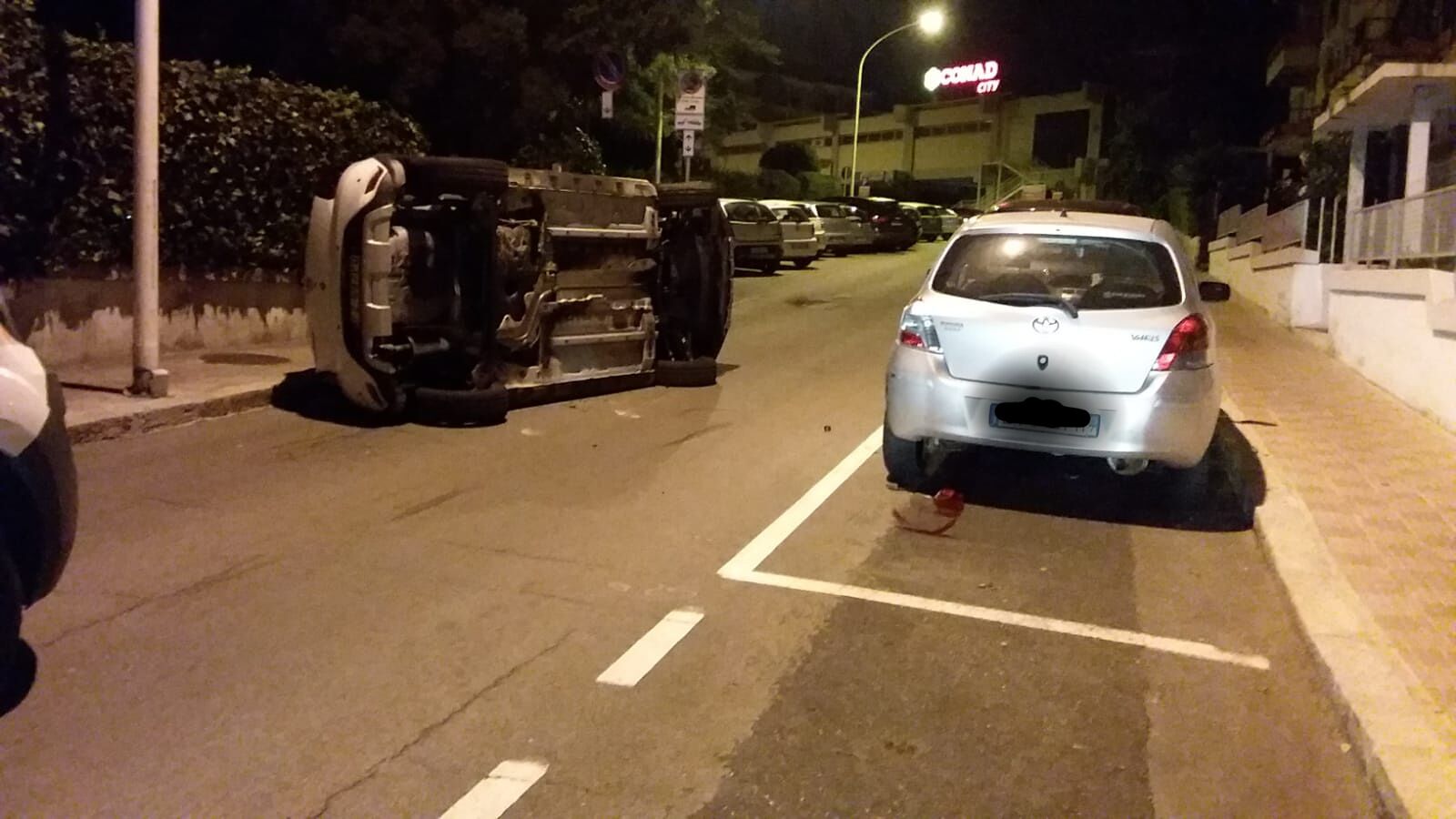 Cagliari, la Dacia condotta da un trentenne  ubriaco si ribalta a Bonaria: denuncia e patente ritirata