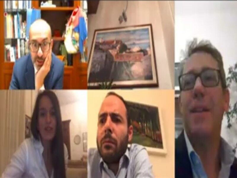 Cagliari, rumori hot durante il consiglio comunale in streaming: imbarazzo e risatine