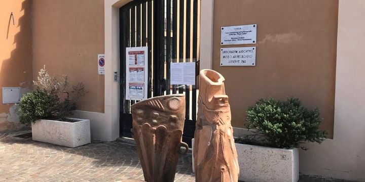 Dipendente del museo di Oristano positivo dopo la vacanza nel nord Sardegna, sbarrato l’Antiquarium Arborense