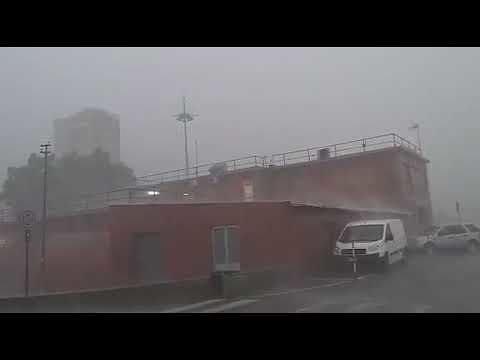 Bomba d’acqua allaga le strade di Cagliari ora, con un vento fortissimo: il VIDEO dalla zona del porto