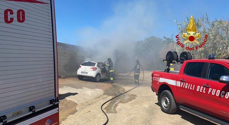 Paura a Sinnai, auto appena parcheggiata da una donna prende fuoco in via Sant’Elena