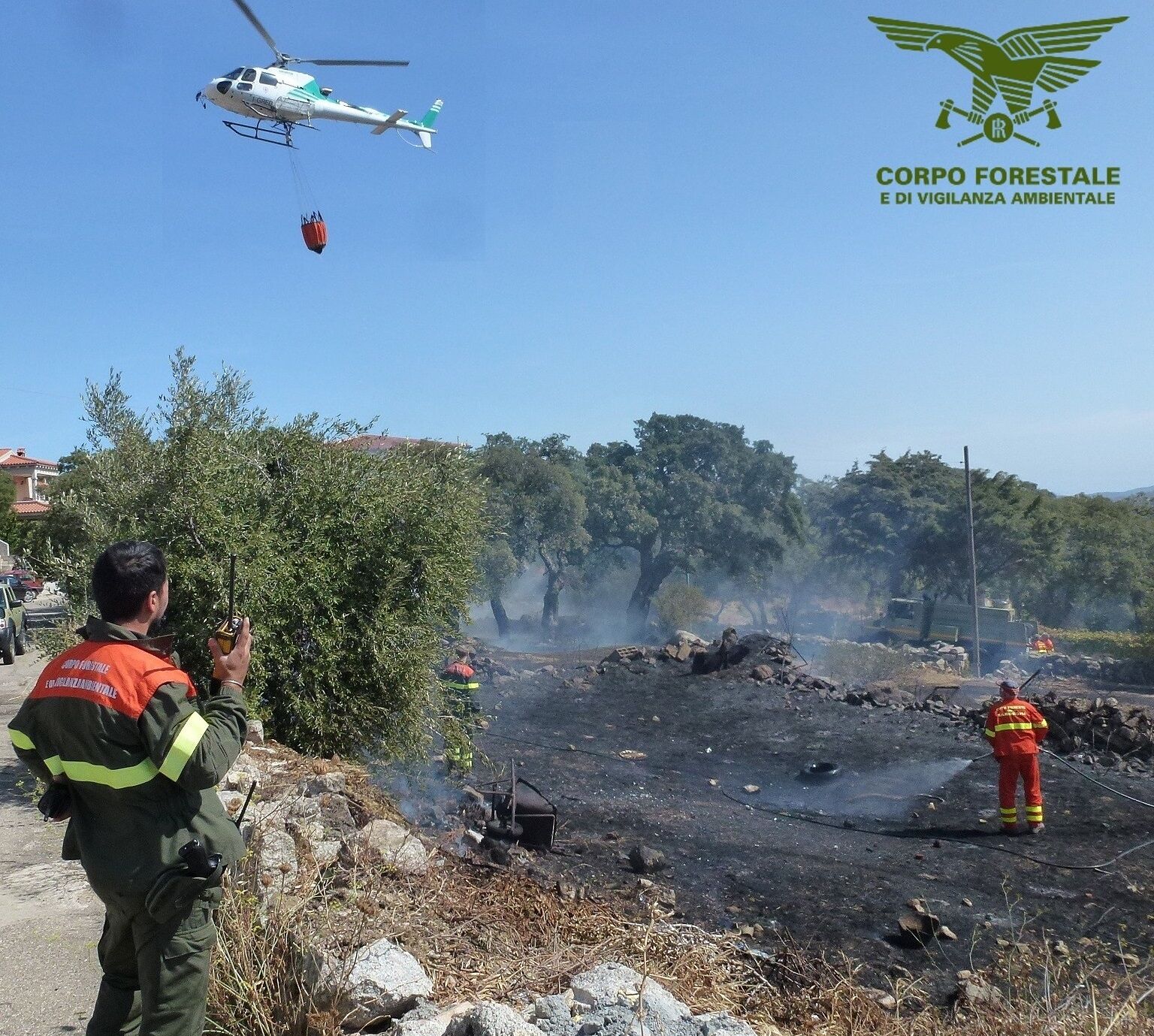 Fiamme a Gergei, si alza in volo un elicottero da Villasalto