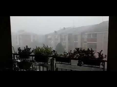 Pioggia torrenziale a Cagliari, come una tromba d’aria: “Come si chiama questo, è un tornado?” (VIDEO)