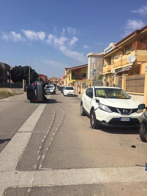 Sestu, auto si ribalta in via Picasso. I residenti: “Ormai questo è un autodromo, viviamo nel pericolo”