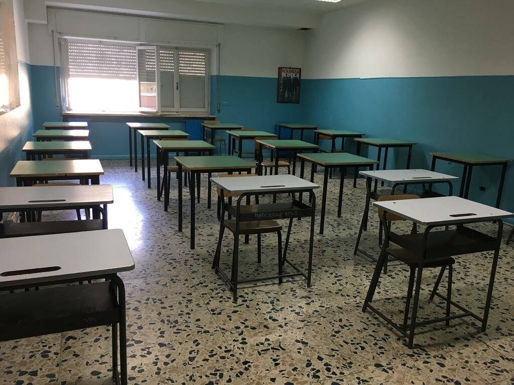 Cagliari, in anteprima i banchi del Siotto: così ripartirà la nuova scuola sarda del 2020, l’anno dell’emergenza Covid