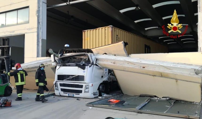 Villacidro, maxi trave in cemento travolge la cabina di un camion: paura per l’autista