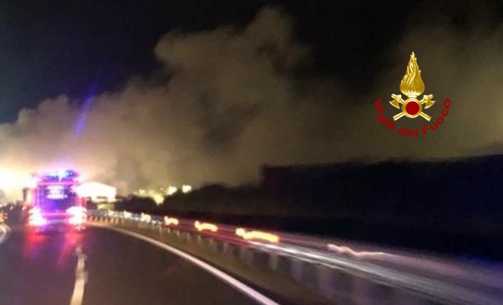 Fuoco nella notte a Decimomannu, incendio in una ditta di demolizioni