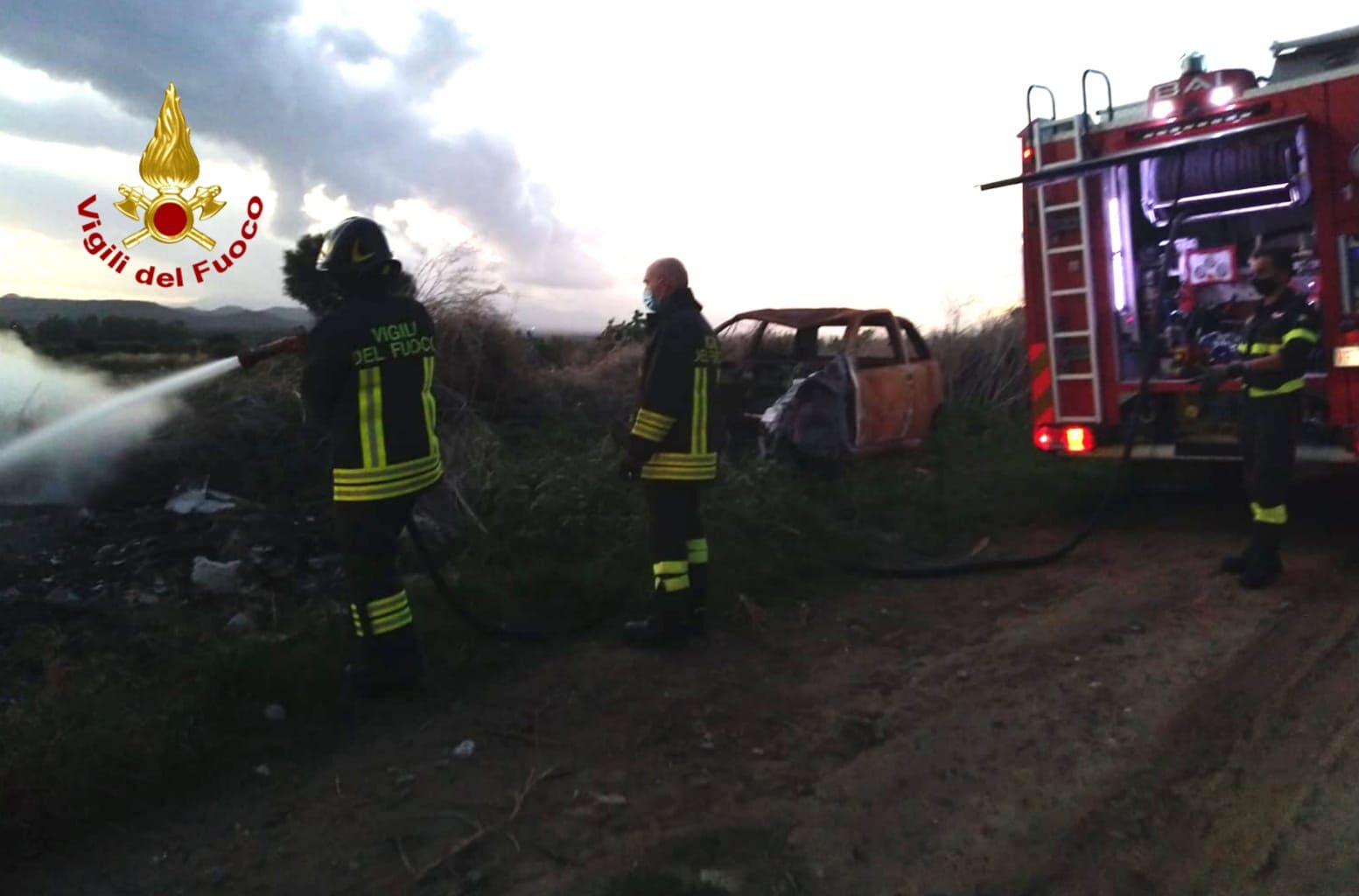 A Dolianova le fiamme divorano rifiuti e carcasse d’auto: maxi lavoro per i Vigili del fuoco