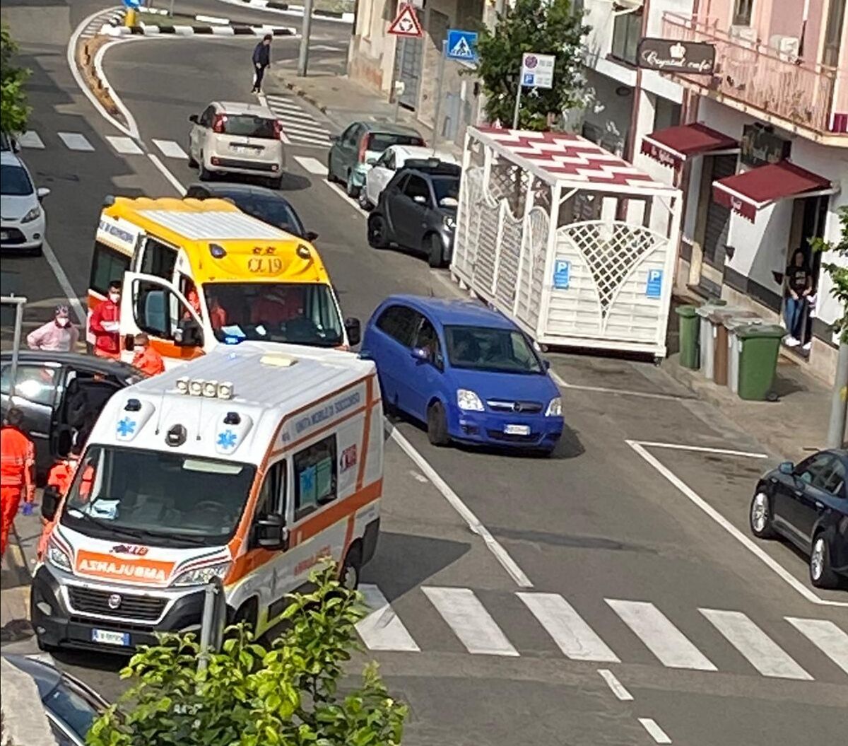 Scontro tra due auto a Monserrato nella via Giulio Cesare del caos: due feriti